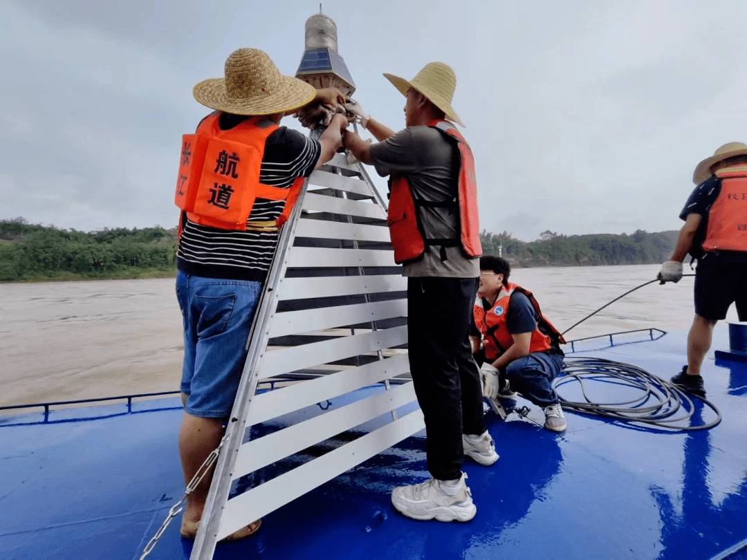 为保障航道正常运行,长江宜宾航道局立即启动洪峰期间浮标临时调整Ⅲ