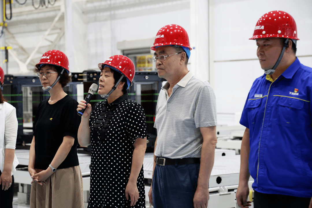 毕光庆代表保税区党委,管委会为职工送去问候,并要求企业做好高温防暑