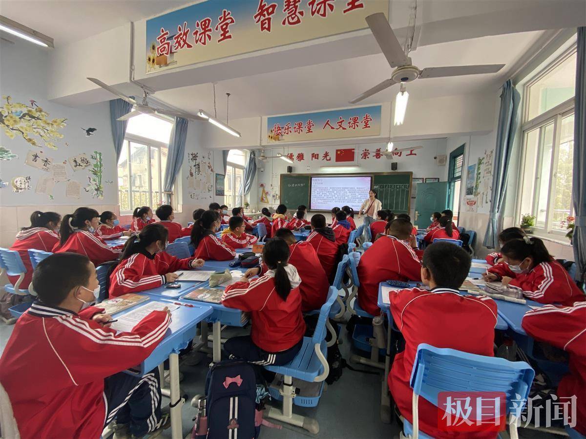 组员之间分工协作，小组间互相评议，武汉一初中小班化教学，让学生成为课堂的主角_手机搜狐网