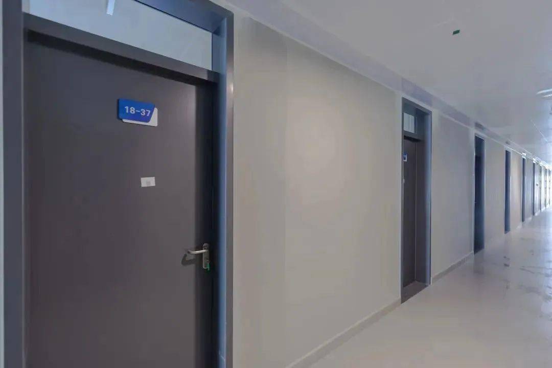 配电梯!)宿舍楼道(仿佛置身于酒店之中!)4人一间(上床下桌!