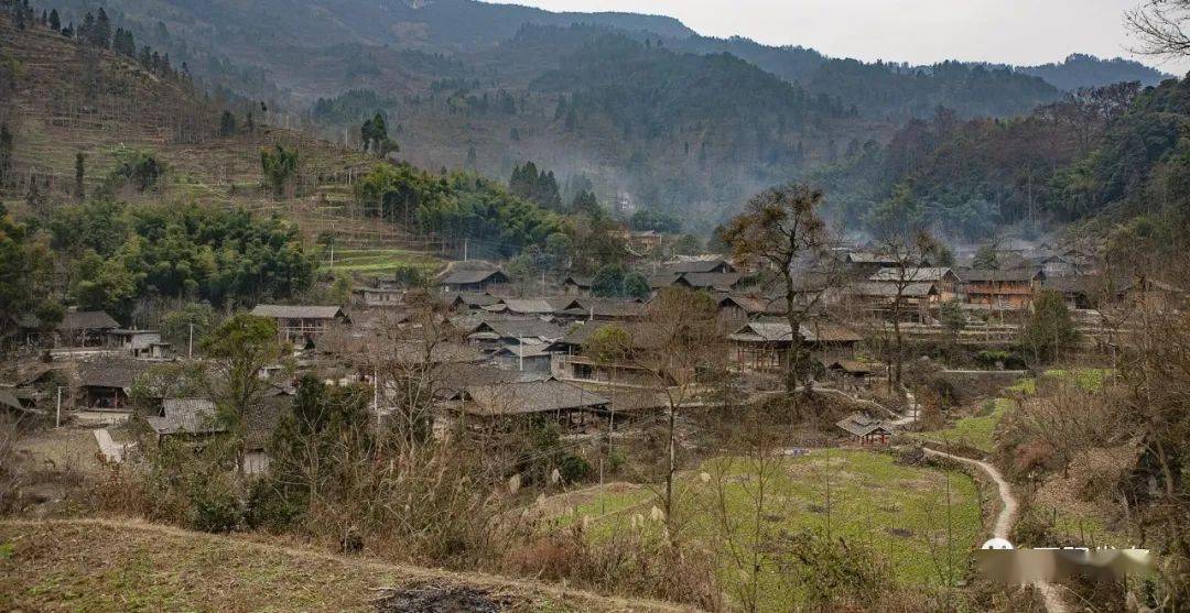 酉州村庄志丨古木清泉中的石泉苗寨_吊脚楼_峡谷_房屋