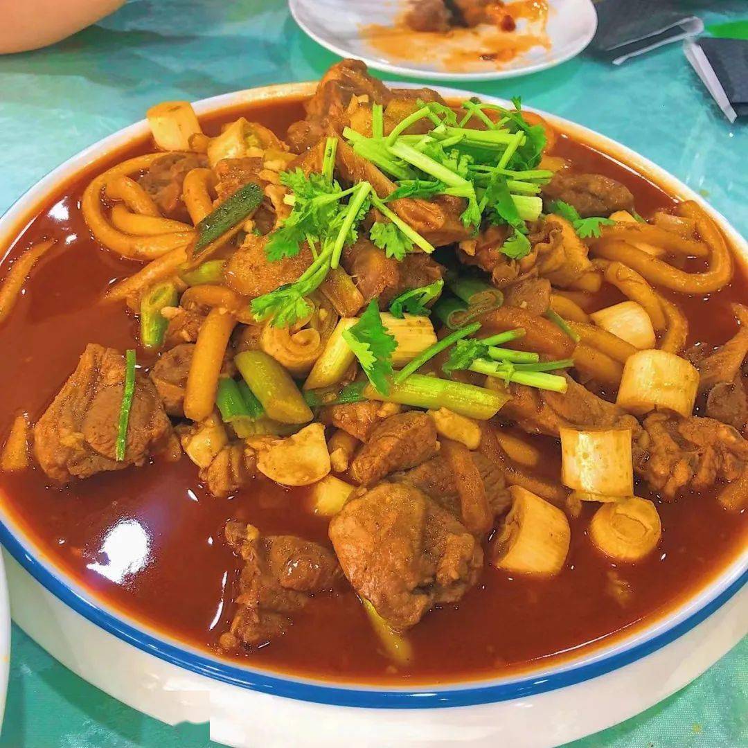 在甘肃无论是手抓羊肉,黄焖羊羔肉还是烤羊肉,羊肉香味四溢,肥而不腻