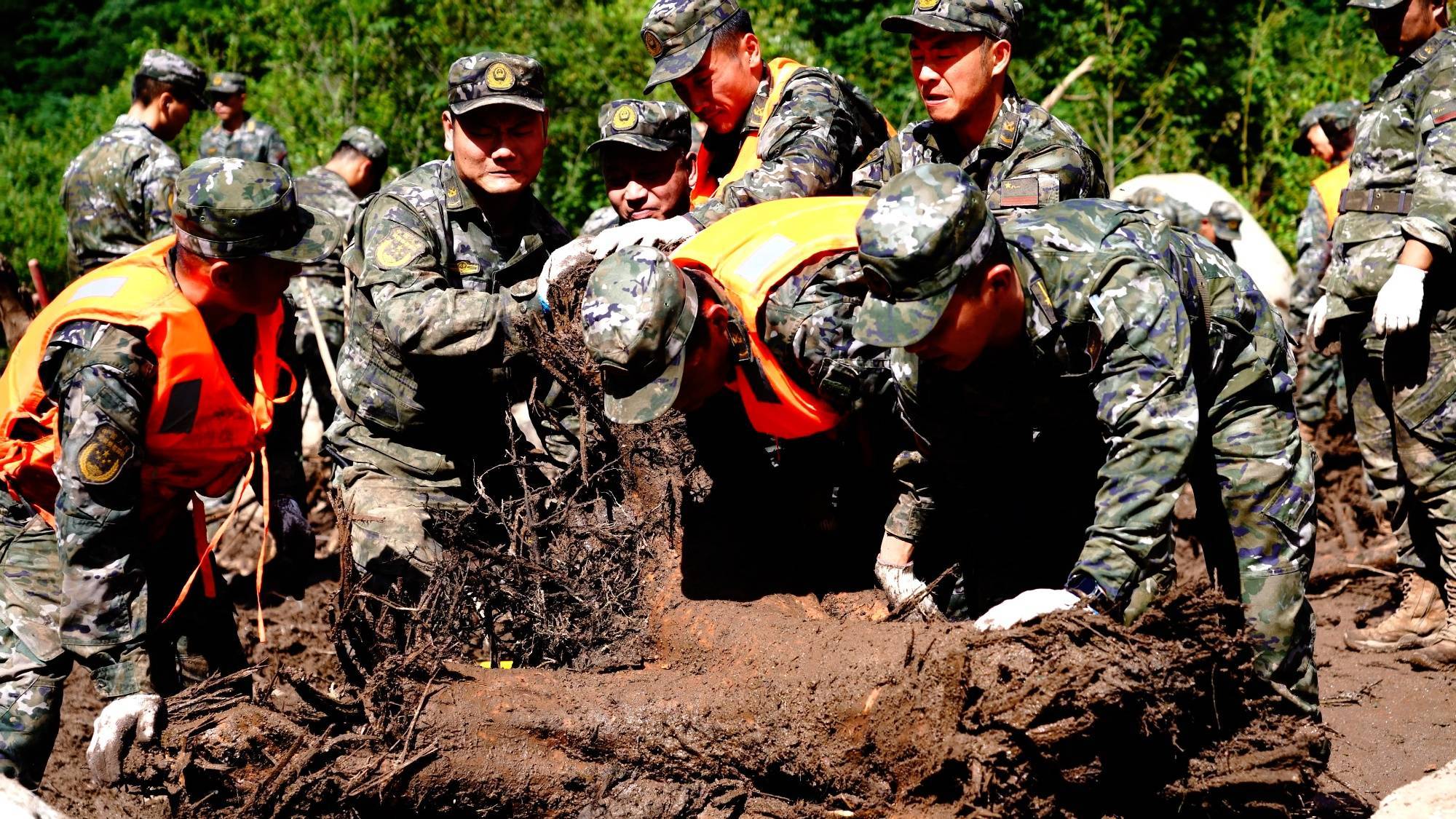 武警陕西总队官兵紧急参与长安区喂子坪村抢险救灾_救援_灾害_刘锐