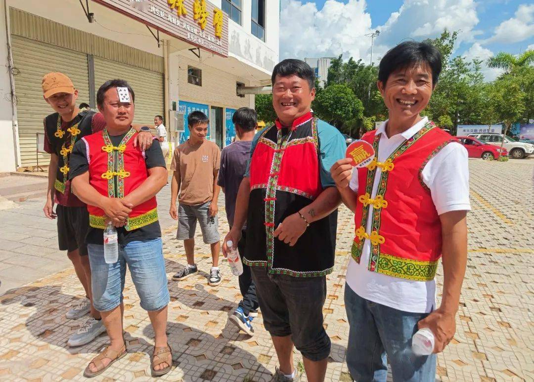 同时,在主题街区还组织开展了景谷清杯"最来傣"烧烤评比活动;铭成杯"