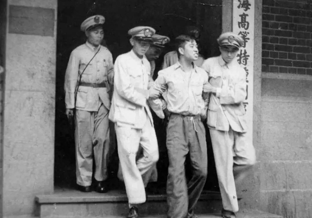 得知被判死刑，他露出微笑，转过身寻找妻子的镜头，却看哭了记者_搜狐网