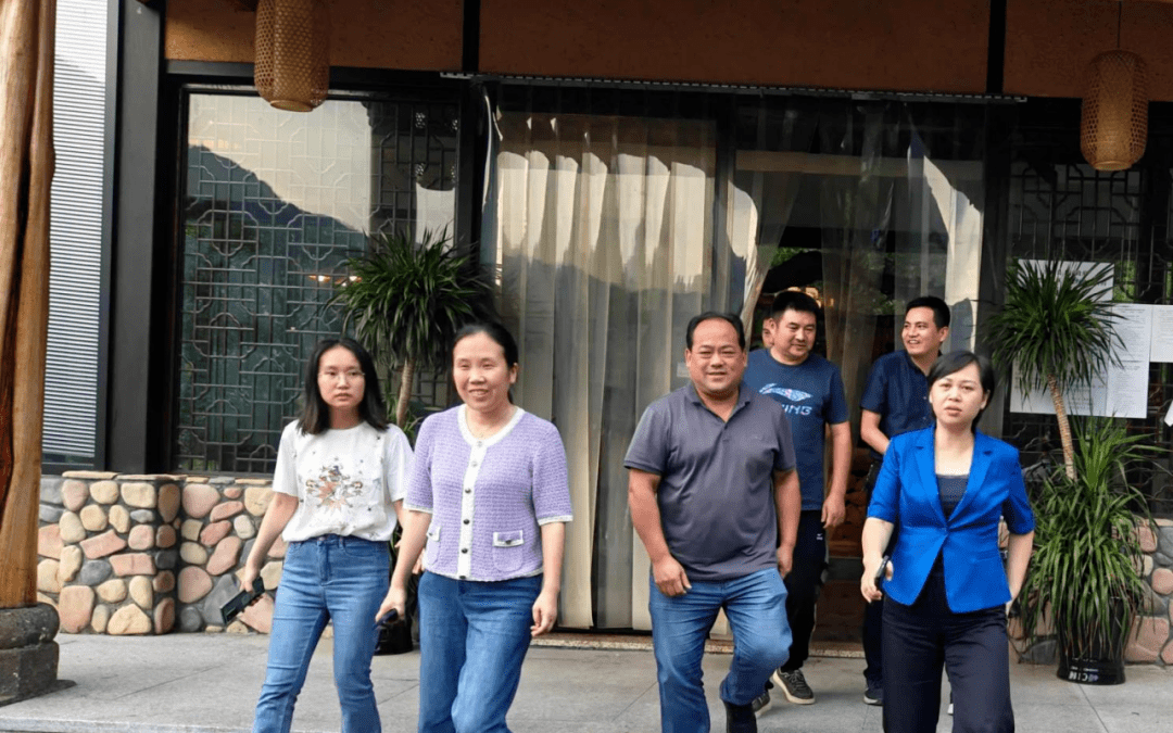 8月9日下午,常山县人民政府副县长方育娟调研东案乡远山云间和七彩