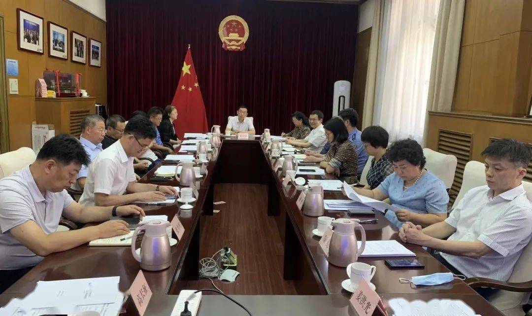 市人大监察和司法委员会主任委员王锦妹主持会议.