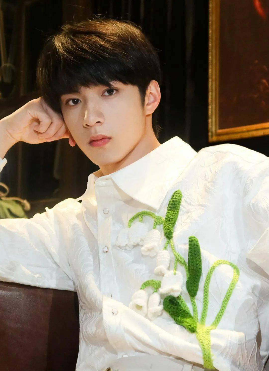 穿上简约白衬衣的刘耀文,青春少年感满满.