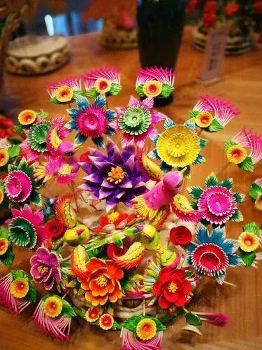 是制作礼模的高手其中尤以年长的技艺更是高超这是因为捏花馍没有教程