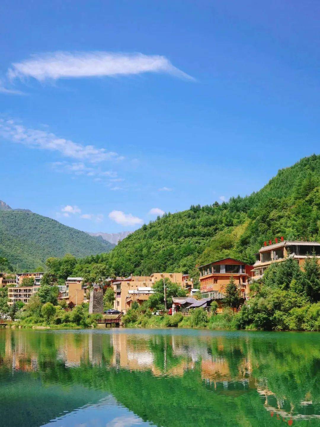 八月的官鹅沟,天蓝碧水正当时!_青山_季节_山峰