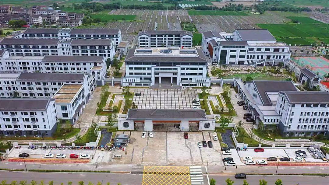 撤并台州市宁溪中学,灵石中学,院桥中学组建而成,是我区全力提升教育