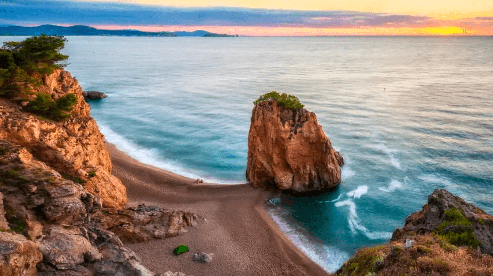 西班牙最美丽的海滩之一:金色沙滩与惊人的岩石构造_伊拉罗哈_赫罗纳