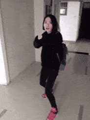 搞笑GIF动态图:忘了他吧,我打工养你_小狗_小孩_老爸