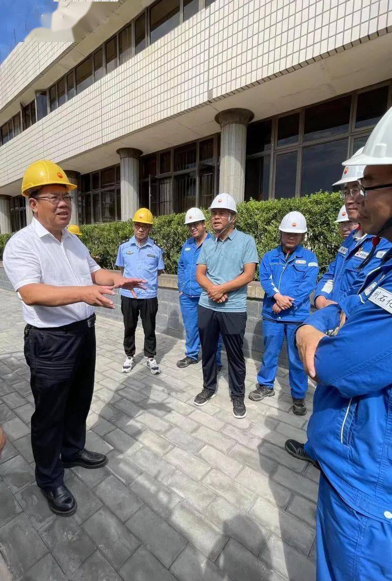 王立吉还深入安宁亚华石油,城区部分加油站和重点工地