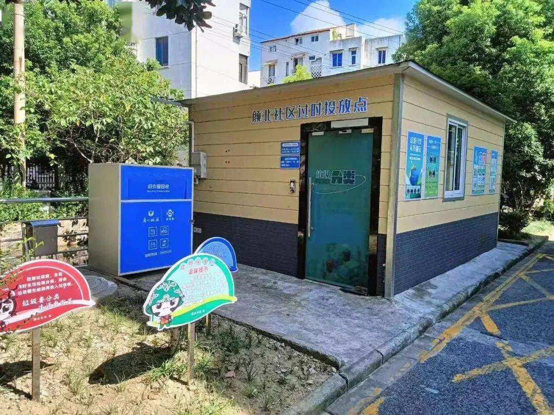 02自动化投放口东南街道对湖畔现代城小区6个垃圾投放点进行改造,将现