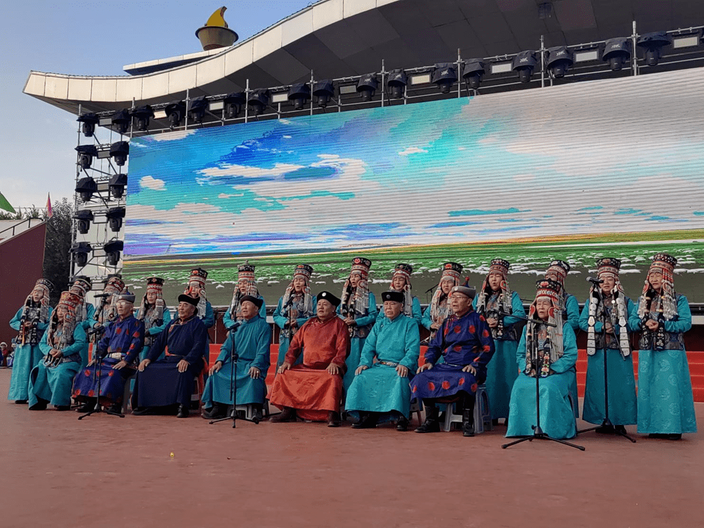 合奏《鄂尔多斯民歌联唱》独舞《鄂温克的拉玛湖》民间小调《12月忙 