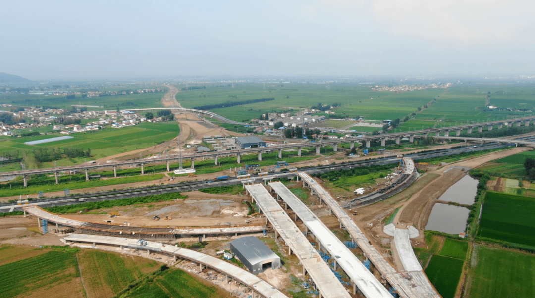 (2017-2035)》"十五射六纵十横"高速公路网络的"横三线",编号s16,起自