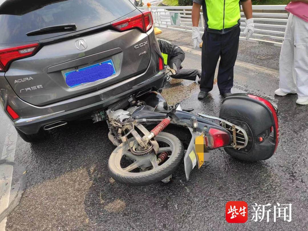 雨天路滑紧急刹车,摩托车"飞"进小轿车车肚下_事故_清水_前车