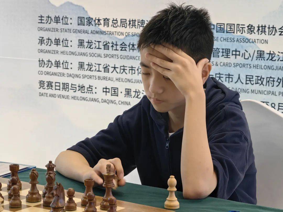 张玉玲,马云光为最佳女棋手颁奖69杨宝森,张强为b组获奖棋手颁奖张