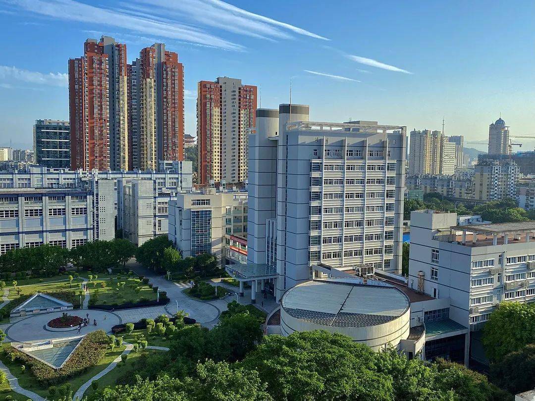 餐厅福建体育职业技术学院08宿舍6~8人间,大部分为上下铺,宿舍楼配