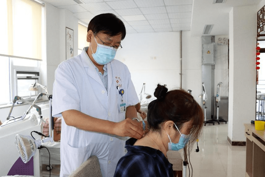 工作中不断引进新技术开展新业务,"我们引进了子午流注开穴治疗技术.