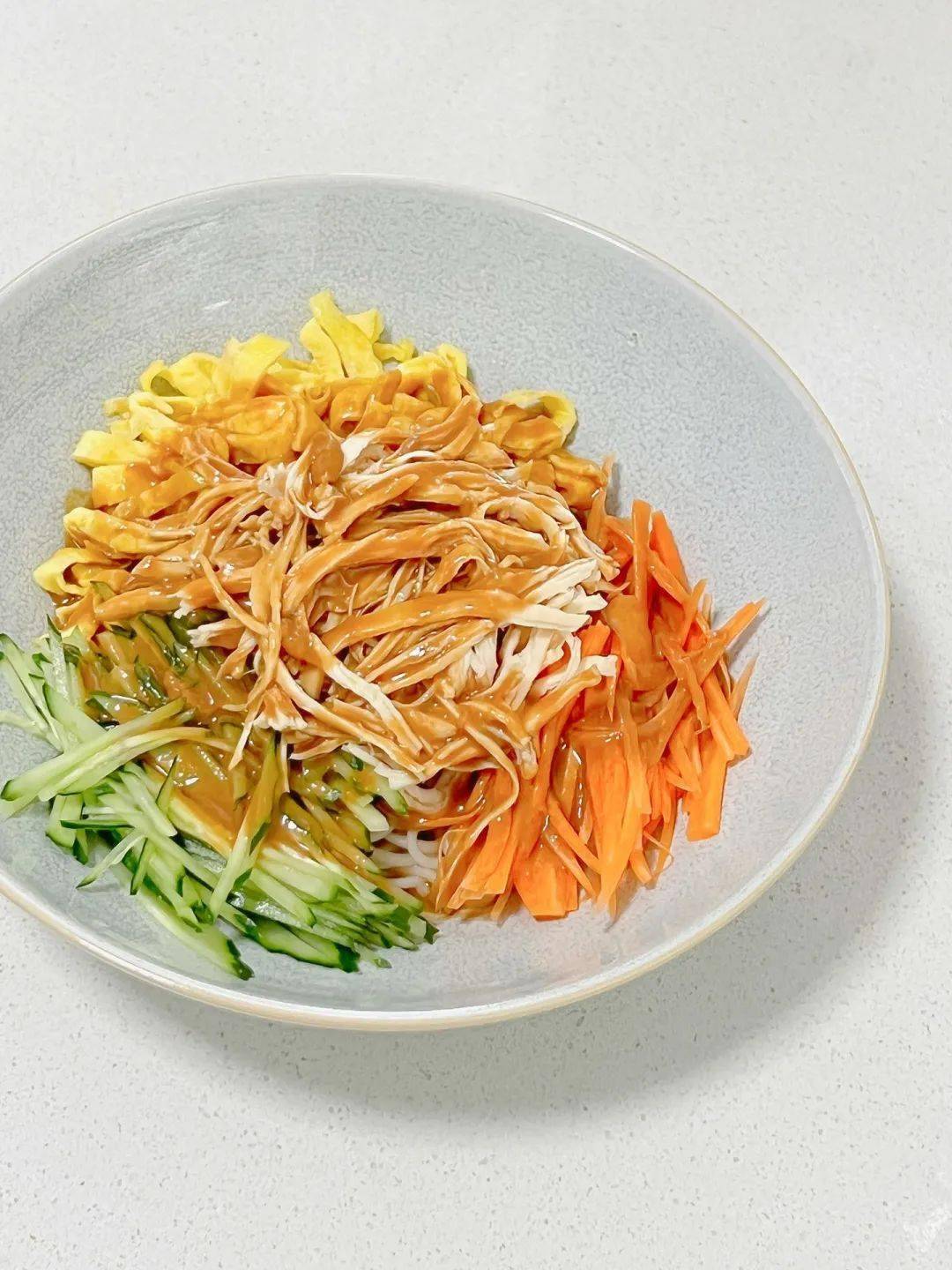 来碗鸡丝凉面,冰凉爽口!_食材_版权_美食