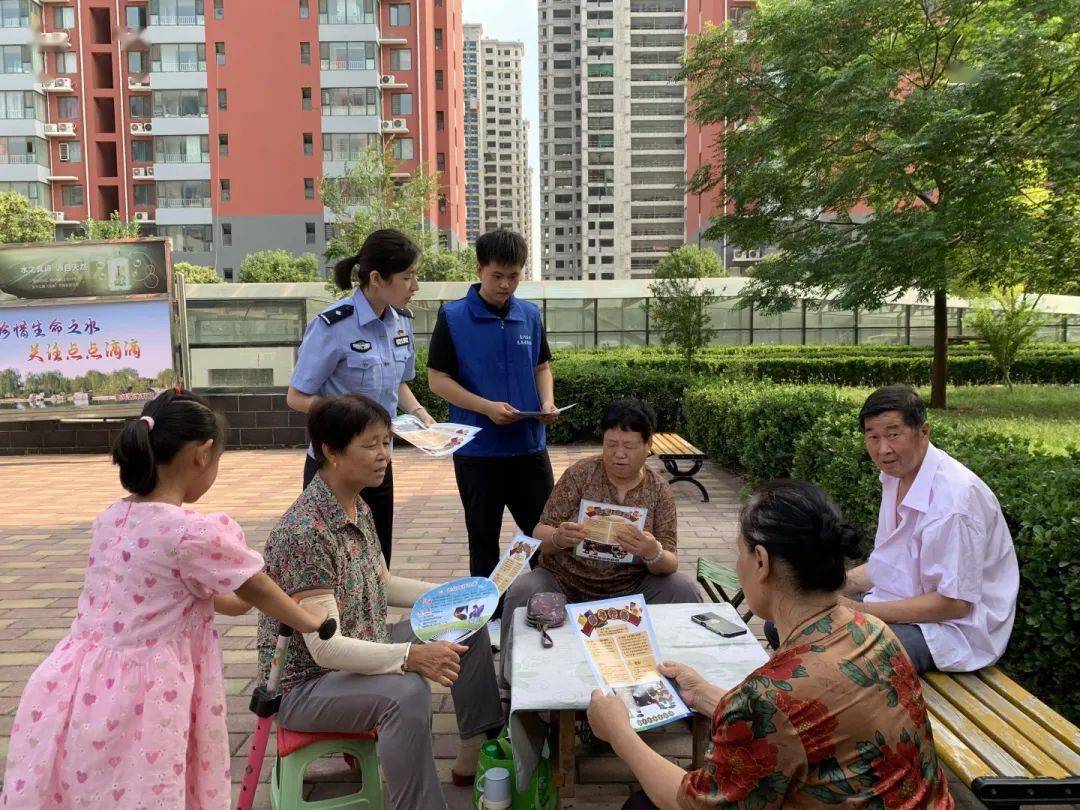 守护】"蓝马甲"反诈宣传进社区 警民共筑反诈防火墙_诈骗_群众_活动