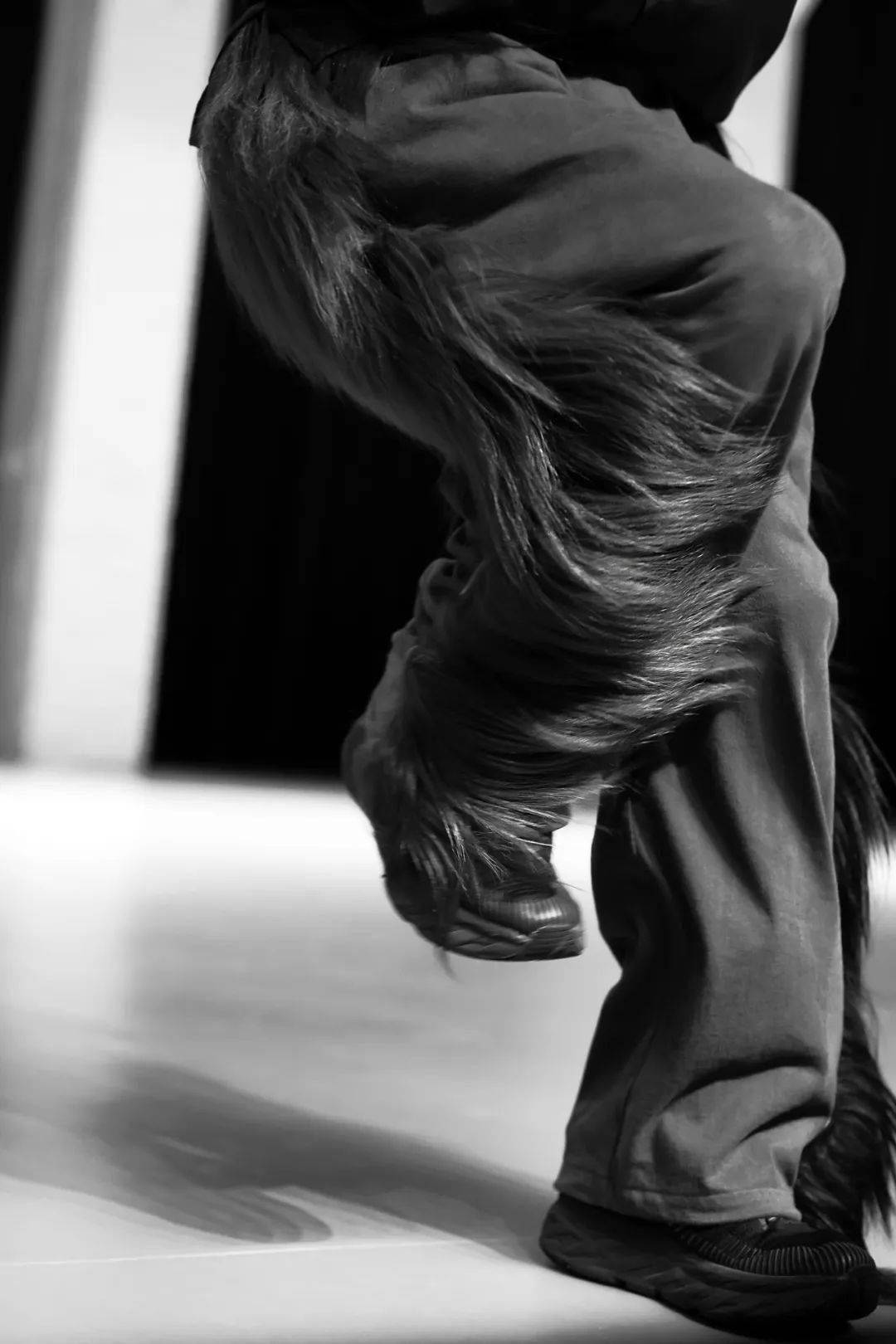 构成,凝聚成一个游牧空间,锚定当下,召回自然主义,古代泛灵论的精神性