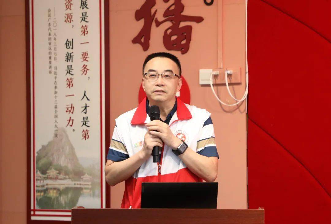 活动中,肇庆市第一人民医院急诊科主任杨保生,副主任黄志聪为群众进行