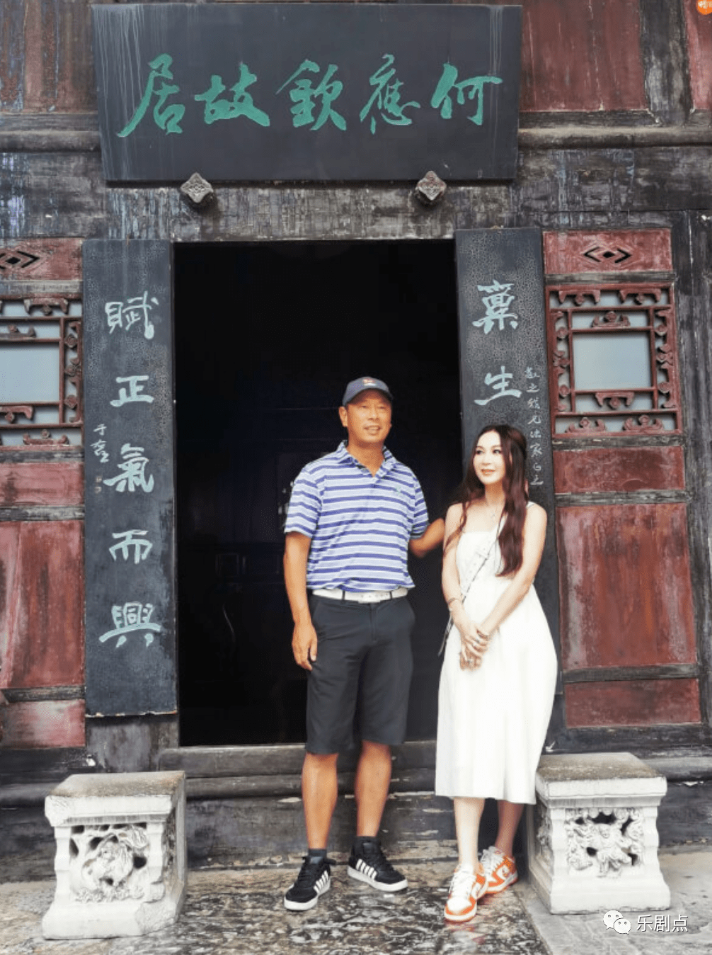 温碧霞全家赴贵州认祖归宗，参观故居倍感自豪，养子已被纳入族谱_儿子_家族_孩子
