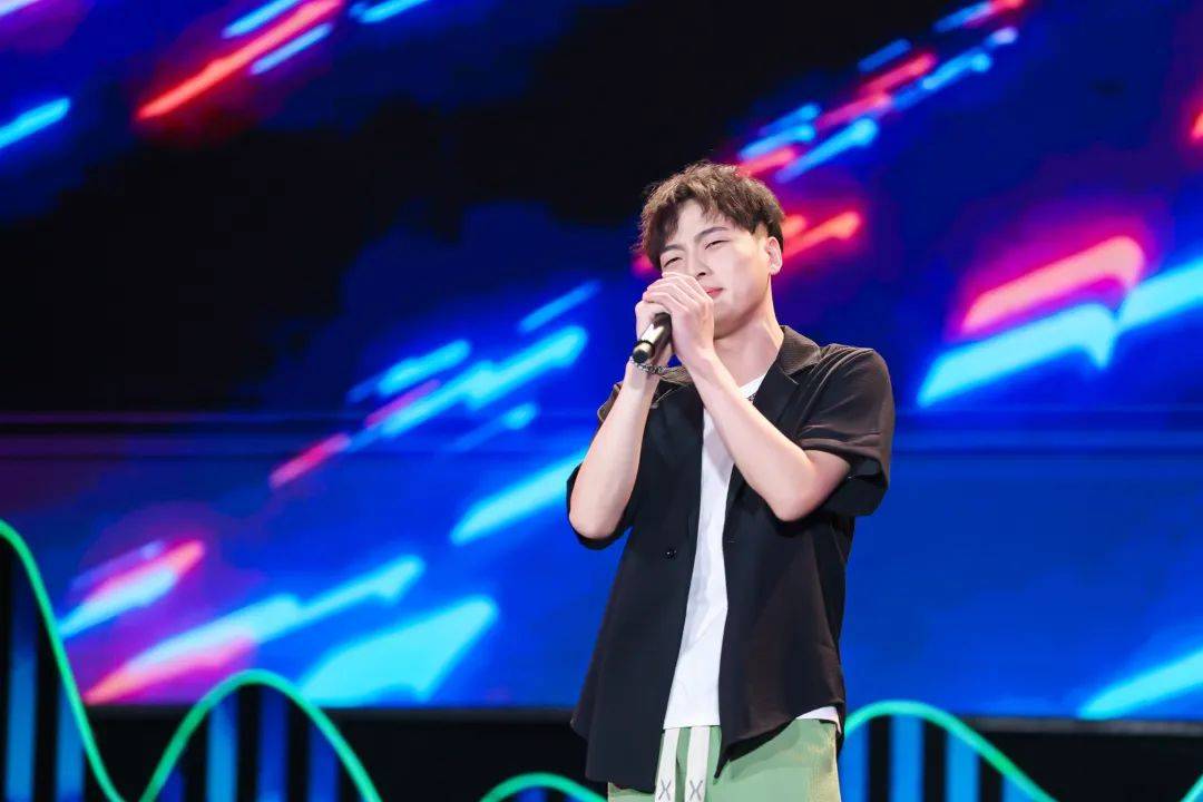 的星星,热烈又熠熠生辉,热情洋溢的12位新生代歌手们和主持人王镇一起