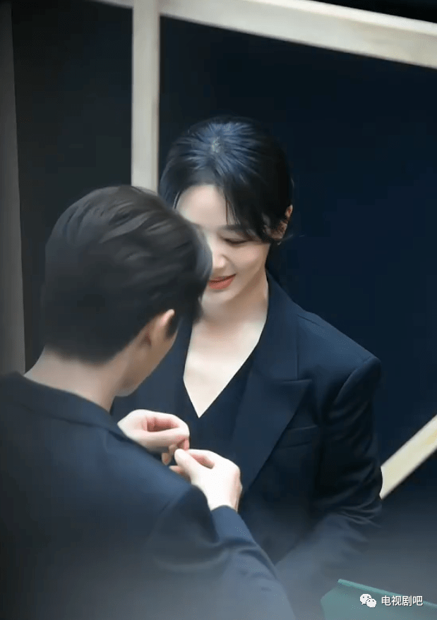 杨紫许凯新剧路透 二人甜蜜拥抱cp感满满_草坪_来源_娱乐