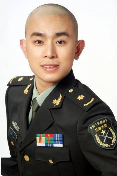 他是国家一级演员,曾任总政歌舞团舞蹈队队长,从14岁开始屡次夺魁,被