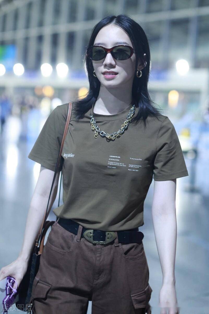 孟美岐齐肩头发清爽秀丽,致项链十分夺目_北京_机场