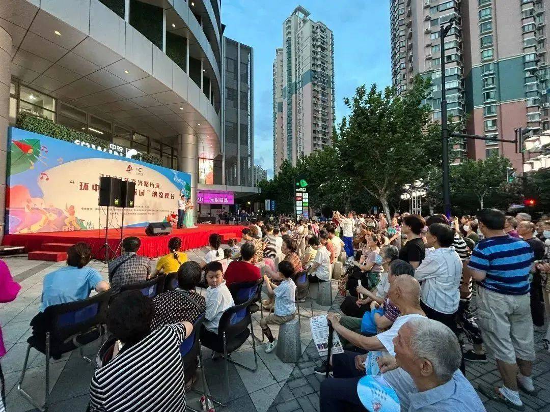这场纳凉晚会燃爆夏夜！_居民区_表演_合唱