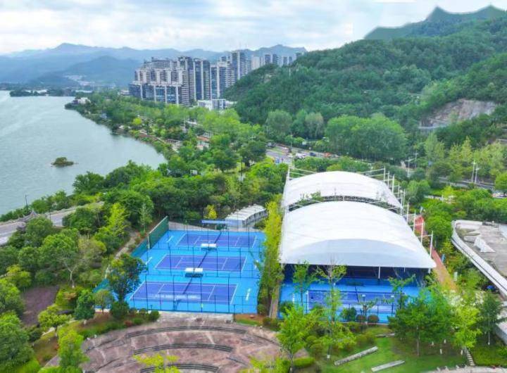 比赛当天,千岛湖网球公园的场地就引起了大家的关注,各位网球高手在