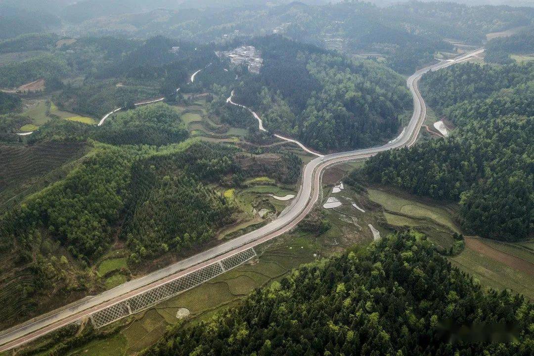 沪昆高铁水桐木大桥今天,我们就来一起欣赏,"安顺交通"美图.