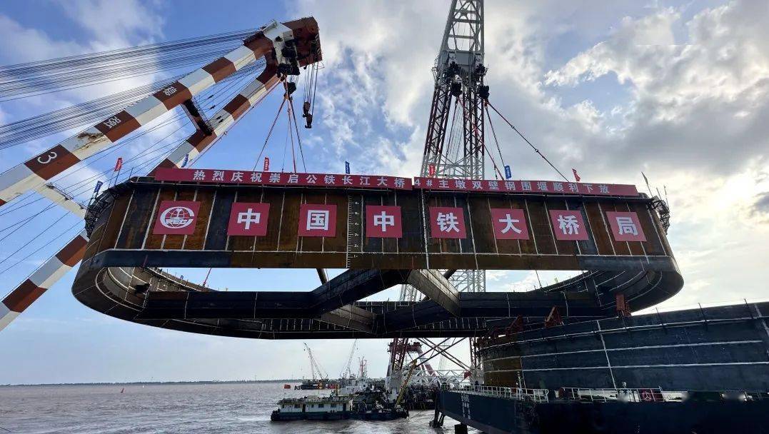 4号主墩钢围堰设计为非标准圆端型双壁钢套箱结构,长72.7米,宽47.