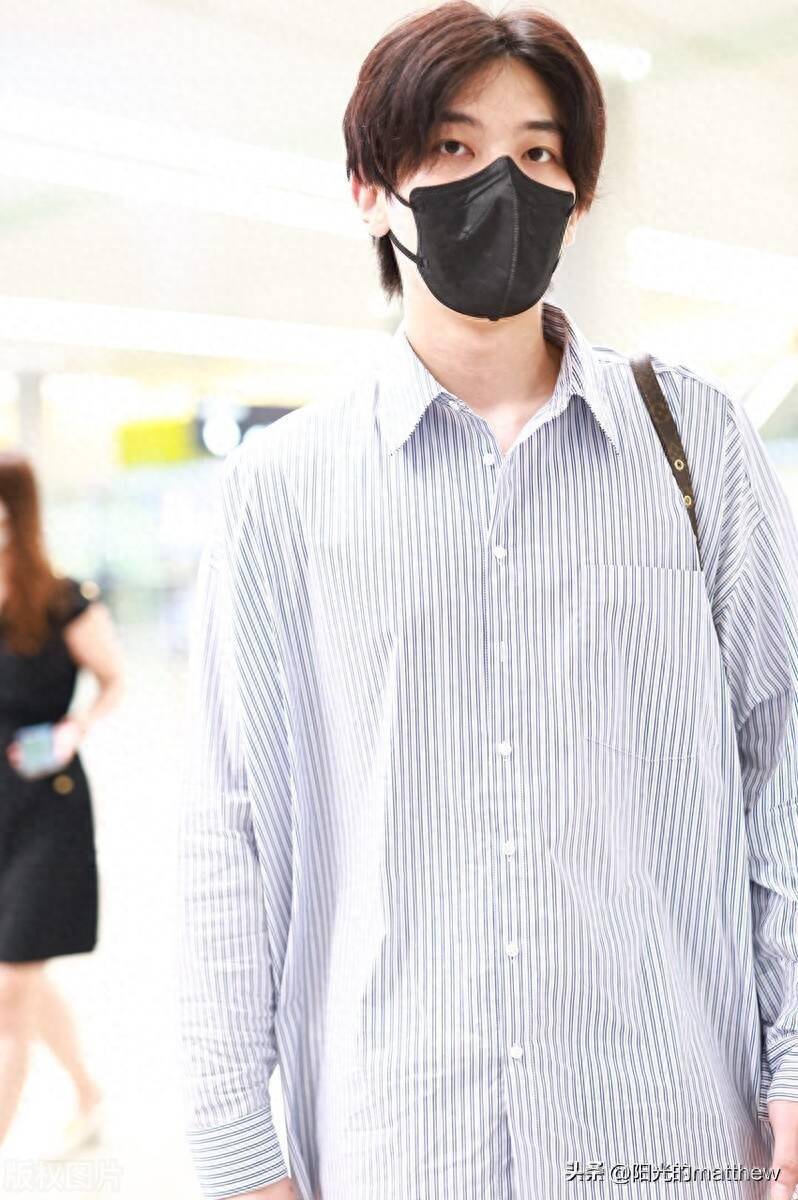 王瑞昌现身上海机场,身着条纹衬衫阔腿裤休闲帅气