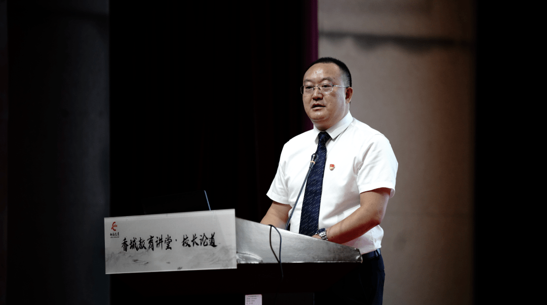 新都区泰兴中学校党支部书记,校长 曾亮泰兴中学"四自"德育的实践与