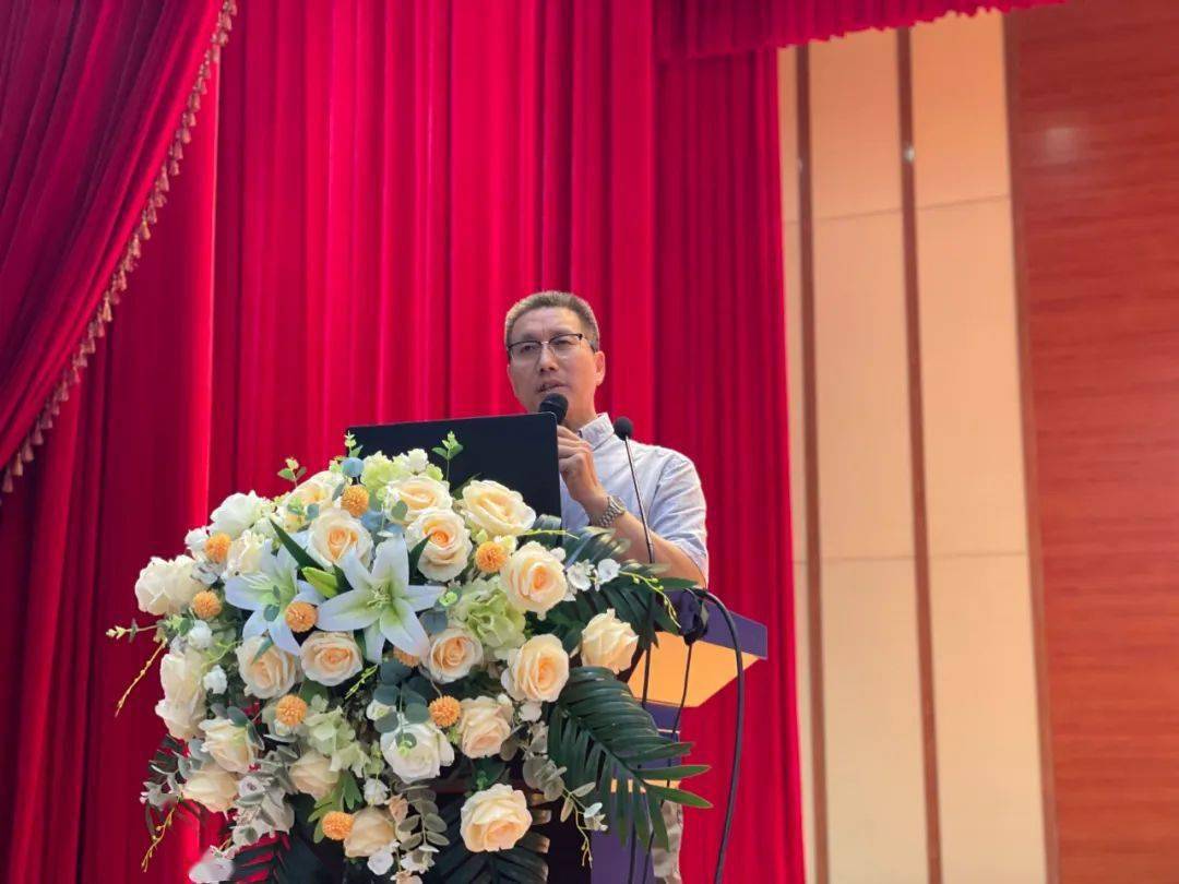 青岛铜川路小学 李曙光语文教师,班主任,曾获得青岛市优秀班主任,李沧