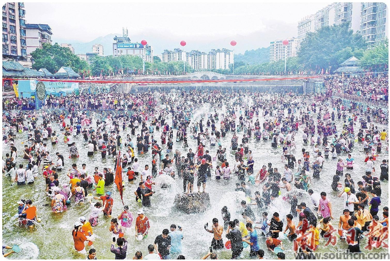 连山戏水节图片