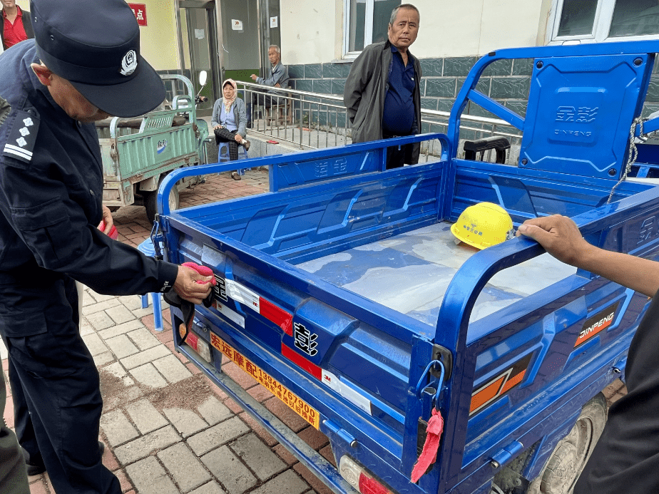 【关注】龙井:车尾"亮"起来 贴好"安全牌"_农用车_标识_反光