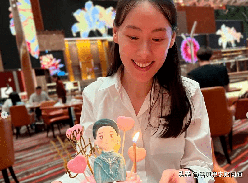2021年,梁洛施,李泽楷被媒体拍到,两人一起参加儿子的武术比赛.