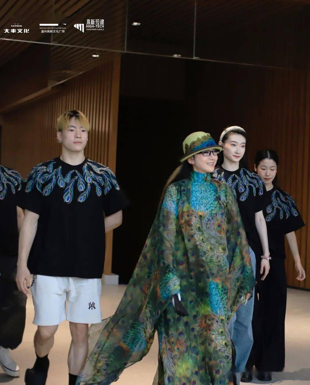 杨丽萍携《孔雀》飞临温州_范景玥_舞台_舞剧