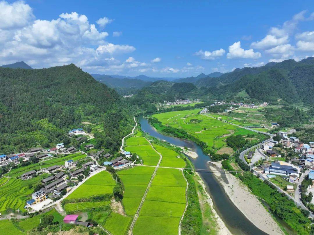 初秋时节,位于黔东南州岑巩县龙田镇都素村的龙江河,与田园,公路,森林