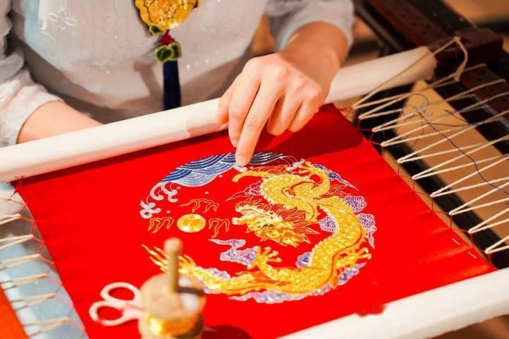 宁波金银彩绣史上迄今为止最宏大的作品《百鸟和鸣图》惊艳亮相_展览
