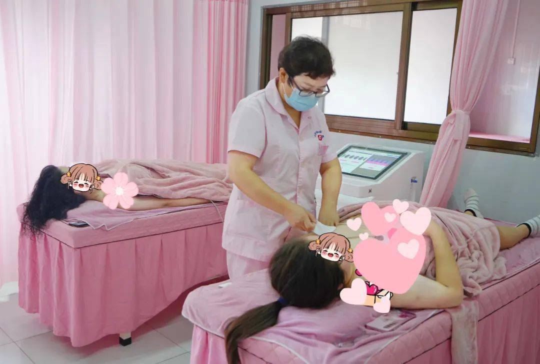 灌注治疗▲患者正在进行乳腺中药熏蒸▲为患者进行乳房疼痛治疗之手指