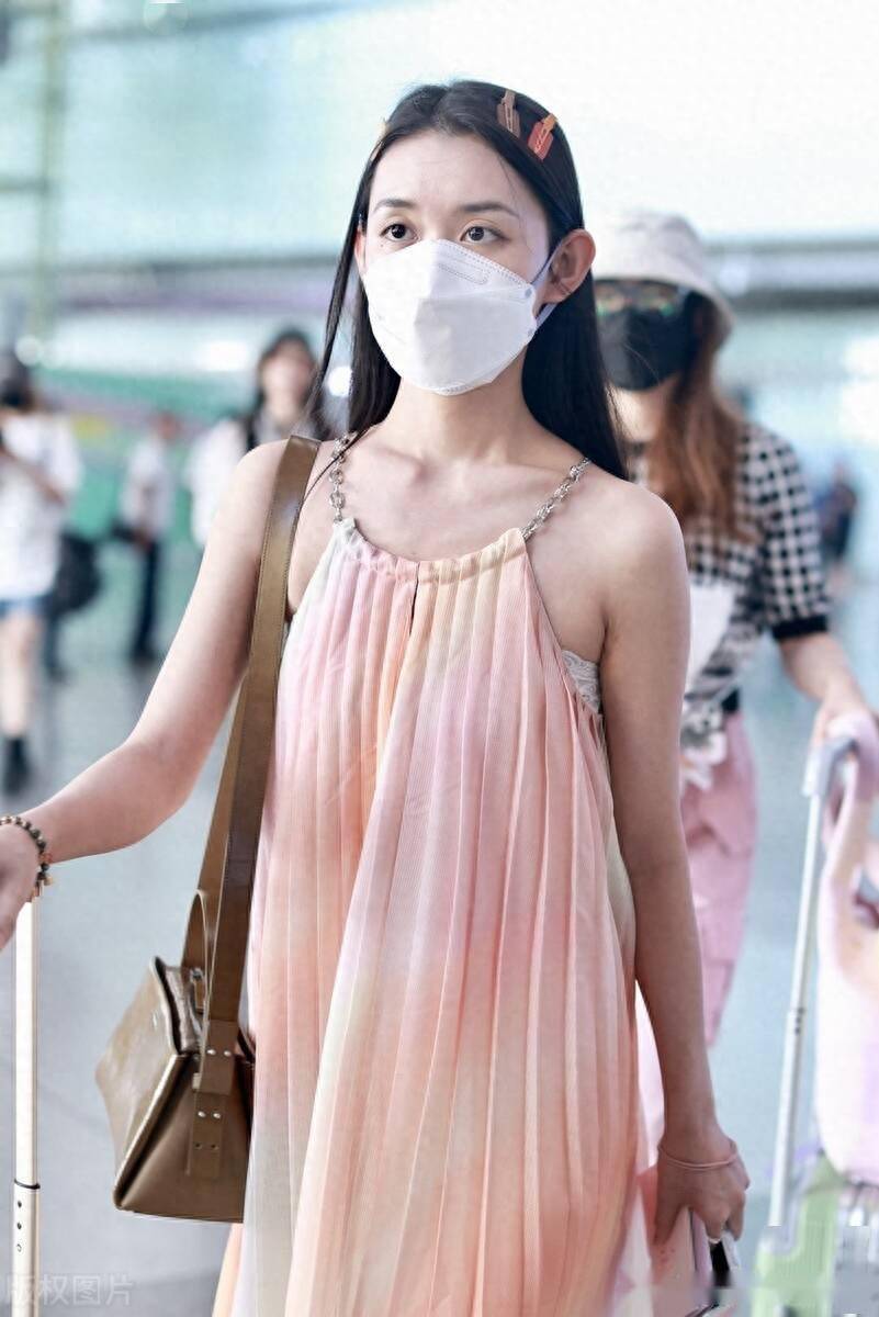 蒋依依身穿粉色吊带裙甜美清爽_北京_机场