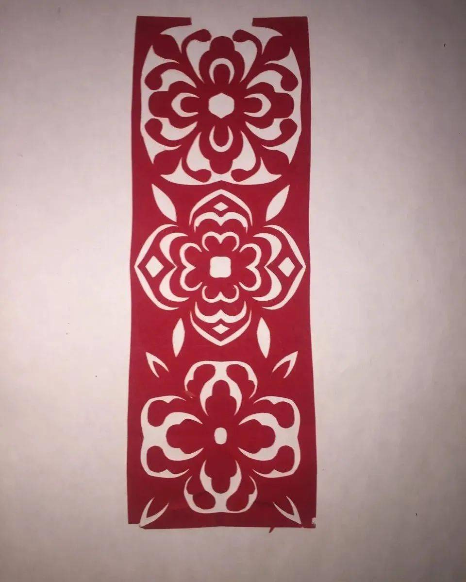 我打开看,书中夹着十多个折剪的花样和一些鞋花,我看着花样感到很是